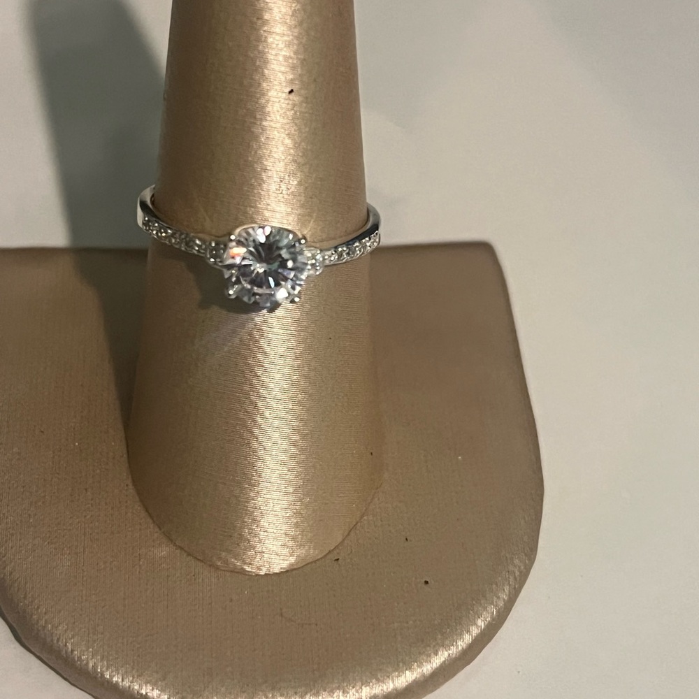Elegant Silver Ring with Clear Gemstone